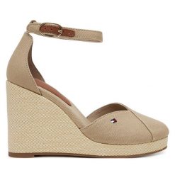 Półbuty Tommy Hilfiger. Brązowe półbuty damskie Tommy Hilfiger, bez wzorów, bez obcasa, na koturnie. Za 249.99 zł.