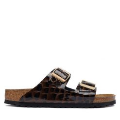 Klapki Birkenstock. Czarne klapki damskie Birkenstock, bez wzorów, bez obcasa. Za 674.99 zł.