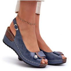 Damskie Lekkie Sandały Na Koturnie Comfort Shoes Niebieskie Efravia. Niebieskie sandały damskie bez wzorów, ze skóry, bez obcasa, na koturnie. Za 158.54 zł.
