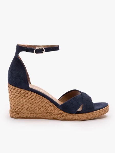 Granatowe sandały na koturnie. Niebieskie sandały damskie Ryłko, bez wzorów, ze skóry, bez obcasa, na koturnie. Za 399.99 zł.