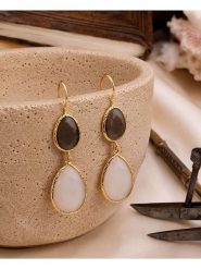 L'Atelier de Gaia Pozłacane kolczyki z onyksami i kamieniami księżycowymi rozmiar: onesize. Brązowe kolczyki damskie L'Atelier de Gaia, z kamieniem księżycowym, pozłacane, z zapięciem typu bigiel. Za 47.95 zł.