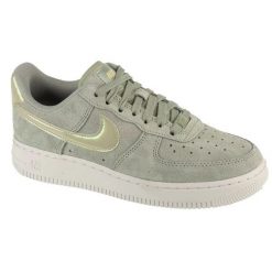 Buty Nike Air Force 1 07 Se W HJ4401-300 zielone. Zielone buty sportowe na co dzień damskie bez wzorów, z gumy, do koszykówki, nike air force. Za 673.14 zł.