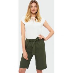 Klasyczne szorty. Szorty damskie Greenpoint, bez wzorów, ze lnu, klasyczne. Za 79.99 zł.