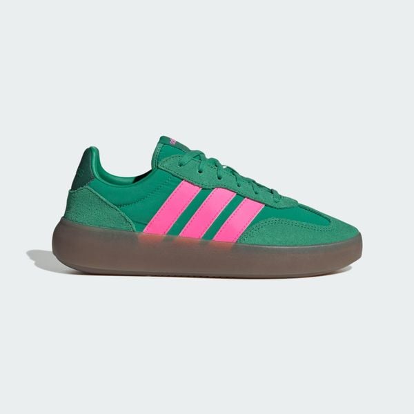 Buty Barreda Decode. Czerwone obuwie trekkingowe damskie Adidas. Za 295.99 zł.