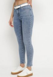 Niebieskie Jeansy o Dopasowanym Kroju z Regularnym Stanem Tolinndea. Niebieskie jeansy damskie Born2be. Za 89.99 zł.