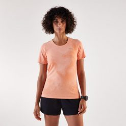 Koszulka do biegania damska Kiprun Run 500 Comfort. Brązowe t-shirty damskie KIPRUN, m, bez wzorów, z materiału, bez kołnierzyka. Za 79.99 zł.