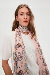 Szal w wzorem różowy. Czerwone szaliki i kominy damskie MOODO, bez wzorów, z poliesteru. Za 59.99 zł.