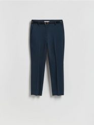 Spodnie cygaretki z paskiem - granatowy. Niebieskie spodnie materiałowe damskie Reserved, bez wzorów, z bawełny. Za 119.99 zł.
