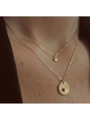 Les Petites Précieuses Pozłacany naszyjnik z elementami ozdobnymi - dł. 39 cm rozmiar: onesize. Żółte naszyjniki damskie Les Petites Précieuses, pozłacane. Za 130.50 zł.