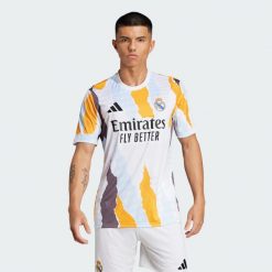 Koszulka Real Madrid 24/25 Pre-Match. Białe t-shirty sportowe męskie Adidas, s, z materiału, bez ramiączek, do piłki nożnej. W wyprzedaży za 230.30 zł.