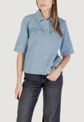 Kurtka Kobieta ONLY ONLBELLE S/S SHIRT DNM GUA NOOS. Niebieskie kurtki damskie Only, l, bez wzorów, z bawełny, bez kaptura. Za 194.20 zł.