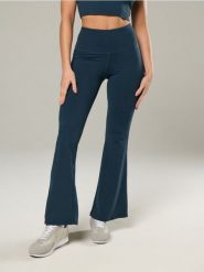 Spodnie flare - granatowy. Niebieskie spodnie materiałowe damskie Sinsay, bez wzorów. Za 39.99 zł.