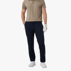 Spodnie outdoor Hiking męska Swedemount On Course Pants II wodoodporne. Niebieskie spodnie materiałowe męskie SWEDEMOUNT, bez wzorów, z tkaniny, sportowe. Za 329.99 zł.