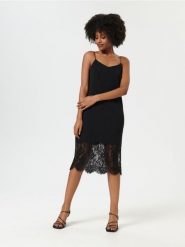Sukienka mini na ramiączkach - czarny. Czarne sukienki damskie Sinsay, l, bez wzorów, z koronki, eleganckie, bez kołnierzyka, bez ramiączek, mini. Za 69.99 zł.