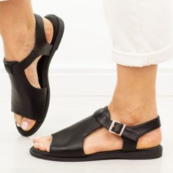 Czarne skórzane płaskie sandały damskie Cambell 19391. Czarne sandały damskie Cambell, bez wzorów, z jeansu, bez obcasa, na płaskiej podeszwie. Za 219.00 zł.