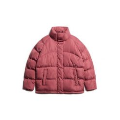 Damska kurtka o średniej długości Superdry. Czerwone kurtki damskie Superdry., bez wzorów, z puchu, bez kaptura. W wyprzedaży za 581.20 zł.
