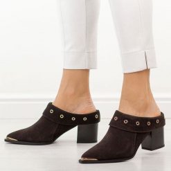 Brązowe skórzane klapki damskie na obcasie mule DiA 3059. Brązowe klapki damskie DiA, bez wzorów, z jeansu, bez obcasa, na obcasie. W wyprzedaży za 368.72 zł.