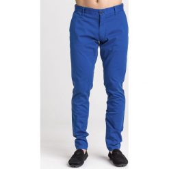 SPODNIE CHINO SLIM FIT Emporio Armani. Niebieskie spodnie materiałowe męskie Emporio Armani, z aplikacjami, z bawełny. Za 443.40 zł.