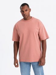 Bawełniany t-shirt męski LOOSE FIT z okrągłym dekoltem – różowy V5 OM-TSBC-0234 - XXL. Czerwone t-shirty męskie Ombre Clothing, l, bez wzorów, z bawełny, bez kołnierzyka. Za 77.99 zł.