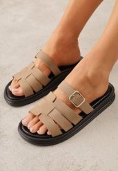 Ciemnobeżowe Klapki z Przekładanymi Paskami i Regulacją z Klamrą Celilye. Brązowe klapki damskie Renee, bez wzorów, z koronki, bez obcasa, na płaskiej podeszwie. Za 79.99 zł.