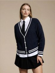 Sweter z dekoracyjnym splotem - granatowy. Niebieskie swetry klasyczne damskie Sinsay, l, ze splotem, bez kołnierzyka. Za 59.99 zł.