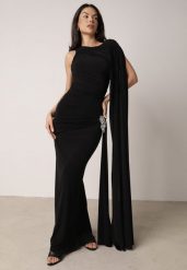 Czarna Koktajlowa Sukienka Zdobiona Wszytym Szalem i Elegancką Broszką Cezarie. Czarne broszki damskie Born2be. Za 199.99 zł.