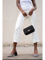 Christian Laurier Skórzana torebka "Hera" w kolorze czarnym - 21 x 15 x 7 cm rozmiar: onesize. Czarne torebki klasyczne damskie Christian Laurier, bez wzorów, z materiału, bez dodatków. Za 344.54 zł.