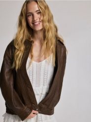 Kurtka z owczej skóry - brązowy. Brązowe kurtki damskie Reserved, l, bez wzorów, ze skóry, bez kaptura. W wyprzedaży za 299.99 zł.