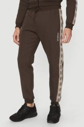 GUESS Brązowe męskie spodnie dresowe z lampasami Mickey. Brązowe spodnie dresowe męskie Guess, z aplikacjami, z dresówki. W wyprzedaży za 355.99 zł.