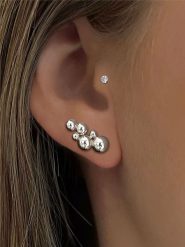 Les Favorites Srebrne kolczyki-wkrętki rozmiar: onesize. Szare kolczyki damskie Les Favorites, srebrne. Za 130.99 zł.