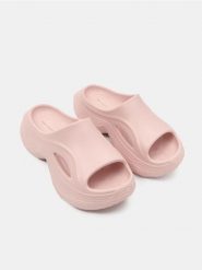 Piankowe klapki na platformie - różowy. Czerwone klapki damskie Sinsay, bez wzorów, bez obcasa, na platformie. Za 39.99 zł.