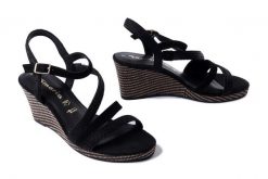 TAMARIS 1-28323-44 001 black, sandały damskie. Czarne sandały damskie Tamaris, bez wzorów, z gumy, bez obcasa, na koturnie. Za 230.93 zł.