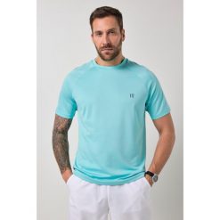 Męski T-shirt FLEXNAMIC® fitness rękaw 1/2 nadruk z tyłu QuickDry. Niebieskie t-shirty męskie JAY-PI, m, bez wzorów, z materiału, bez kołnierzyka. Za 139.99 zł.