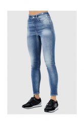 GUESS Niebieskie jeansy damskie z wysokim stanem. Niebieskie jeansy damskie Guess, z podwyższonym stanem. W wyprzedaży za 279.99 zł.