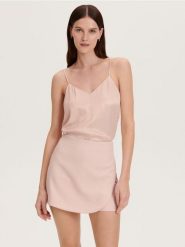 Szorty imitujące spódnicę - pastelowy róż. Czerwone szorty damskie Reserved, bez wzorów, z tkaniny. W wyprzedaży za 49.99 zł.