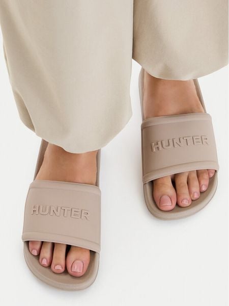 Hunter Klapki CEO-3C048 Beżowy. Brązowe klapki damskie Hunter, bez wzorów, z syntetyku, bez obcasa. Za 119.99 zł.
