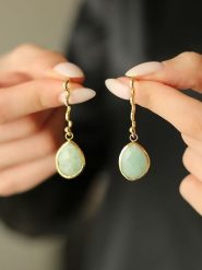 Pierres de Jade Pozłacane kolczyki-wkrętki z amazonitami rozmiar: onesize. Zielone kolczyki damskie Pierres de Jade, pozłacane. Za 39.99 zł.