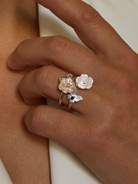 Les Petites Précieuses Pozłacany pierścionek z cyrkoniami i masą perłową rozmiar: 52. Białe pierścionki damskie Les Petites Précieuses, z cyrkonią, pozłacane. Za 226.77 zł.