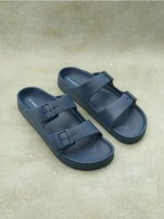 Klapki z pianki - granatowy. Niebieskie klapki i japonki męskie Sinsay. Za 29.99 zł.