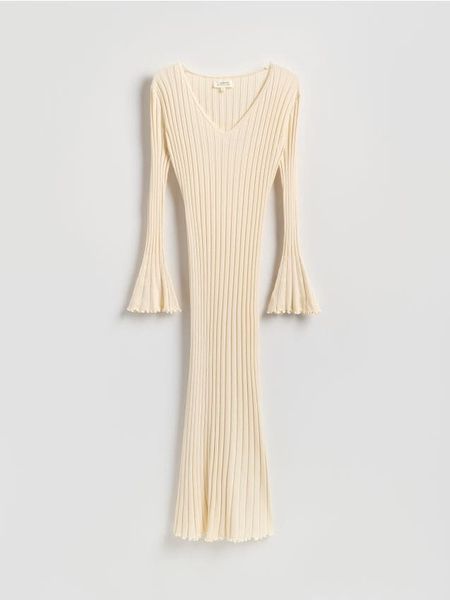 Prążkowana sukienka z wiskozy - beżowy. Brązowe sukienki damskie Reserved, l, bez wzorów, z dzianiny, bez kołnierzyka, bez ramiączek, dopasowane. Za 179.99 zł.