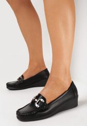 Czarne Półbuty w stylu Mokasynów z Metalową Klamrą na Niskim Koturnie Itavil. Czarne czółenka damskie Born2be, bez wzorów, bez obcasa, na koturnie. Za 99.99 zł.