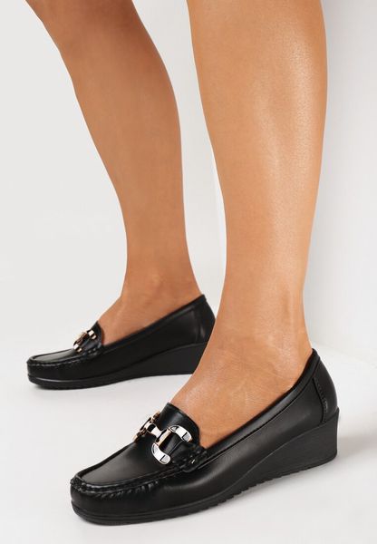 Czarne Półbuty w stylu Mokasynów z Metalową Klamrą na Niskim Koturnie Itavil. Czarne czółenka damskie Born2be, bez wzorów, bez obcasa, na koturnie. Za 99.99 zł.
