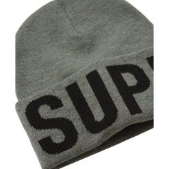 Czapka dzianinowa z logo dla kobiet Superdry. Szare czapki zimowe damskie Superdry., z dzianiny. W wyprzedaży za 119.50 zł.