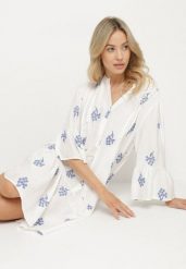 Biała Sukienka Oversize z Wiskozą Zdobiona Haftem i Falbanką Ilarith. Białe sukienki damskie Born2be, na co dzień, na lato, l, z aplikacjami, z bawełny, eleganckie, bez kołnierzyka, bez ramiączek, midi, oversize. W wyprzedaży za 135.99 zł.