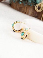 Pierres de Jade Pozłacane kolczyki-półkreole z kamieniami szlachetnymi rozmiar: onesize. Czerwone kolczyki damskie Pierres de Jade, z agatem, pozłacane. Za 39.99 zł.