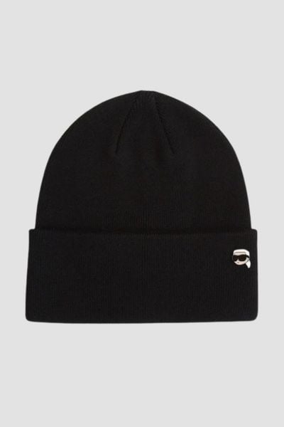 KARL LAGERFELD Czapka zimowa z przypinką Ikon. Czarne czapki męskie Karl Lagerfeld, na zimę, bez wzorów, z dzianiny, klasyczne. W wyprzedaży za 299.99 zł.