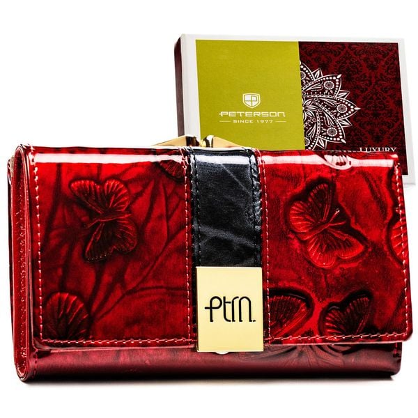 Czerwony portfel damski z lakierowanej skóry naturalnej z ozdobnym tłoczeniem - Peterson. Czerwone portfele damskie Peterson, bez wzorów, z lakierowanej skóry. Za 119.99 zł.