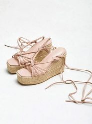 Bellucci Sandały w kolorze jasnoróżowym na koturnie rozmiar: 40. Różowe sandały damskie Bellucci, bez wzorów, bez obcasa, na koturnie. Za 73.99 zł.