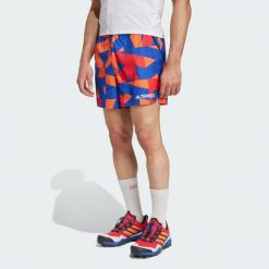 Szorty Terrex Multi Light Printed. Brązowe szorty męskie Adidas, z materiału, bez kołnierzyka. W wyprzedaży za 167.40 zł.