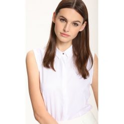 KOSZULA KRÓTKI RĘKAW DAMSKA. Białe koszule damskie TOP SECRET, na lato, bez wzorów, eleganckie, bez kołnierzyka, bez ramiączek. W wyprzedaży za 49.99 zł.